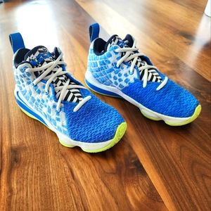 *Rare* Nike LeBron 17 Boys Size 2 Basketball Shoes *Excellent Condition*